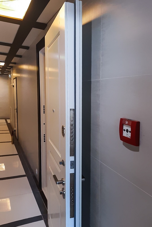 Стальная дверь со скрытыми петлями Стальная дверь со скрытыми петлями