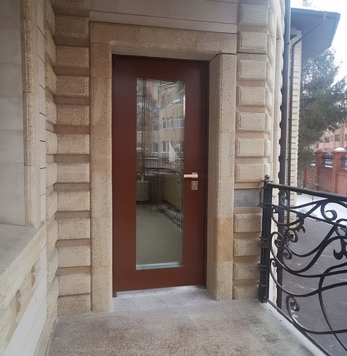 Светопрозрачная коричневая дверь Светопрозрачная коричневая дверь