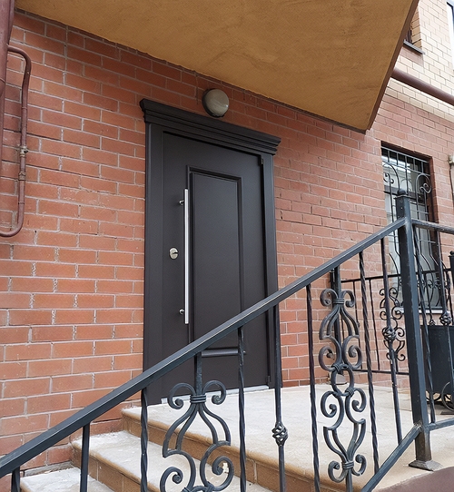 Термодверь с карнизом и длинной ручкой Термодверь с карнизом и длинной ручкой