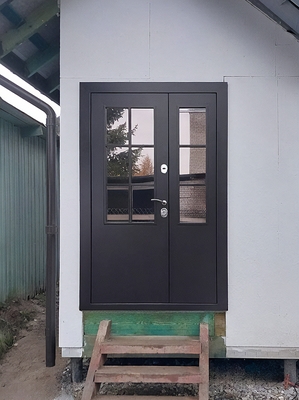 Уличная дверь со стеклами Уличная дверь со стеклами