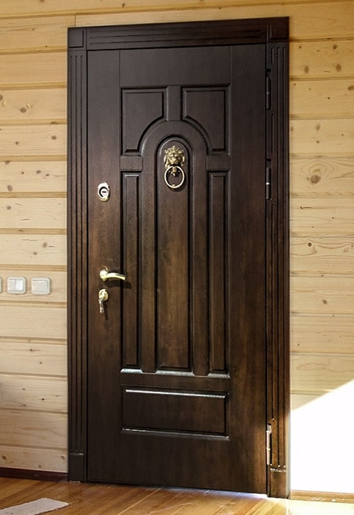 Дверь с кнокером Дверь с кнокером