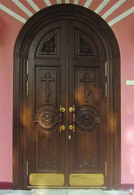 Входная дверь в церковь Входная дверь в церковь