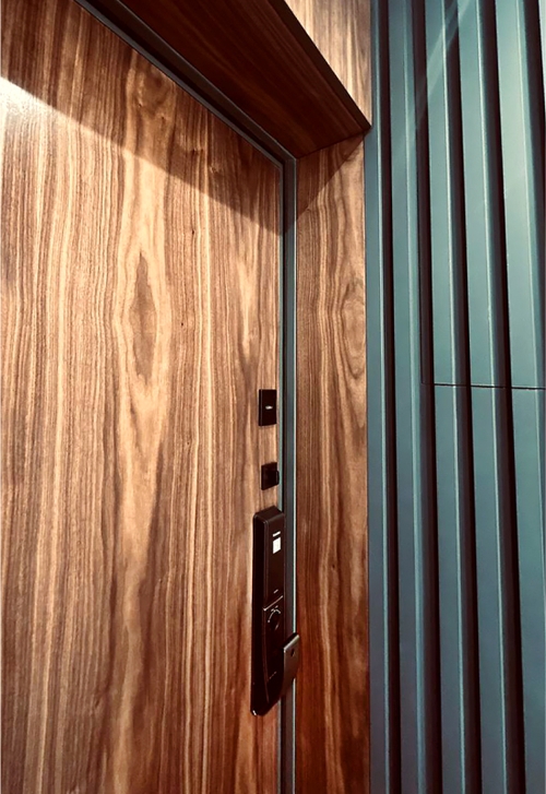 Квартирная дверь с МДФ и электронным замком Квартирная дверь с МДФ и электронным замком