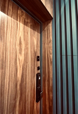 Квартирная дверь с МДФ и электронным замком Квартирная дверь с МДФ и электронным замком