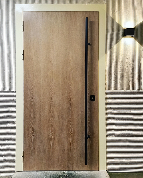 Входная дверь с длинной ручкой Входная дверь с длинной ручкой