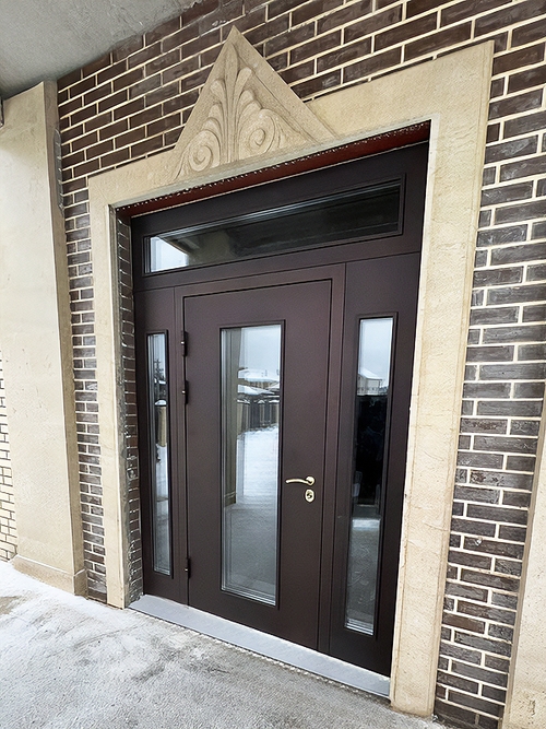 Входная группа с остеклением Входная группа с остеклением