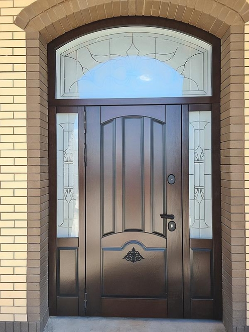 Высокая дверь с витражом Высокая дверь с витражом