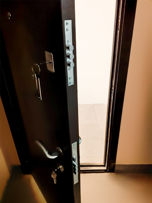 Замки двери (установка в доме на Коломенской набережной) Замки двери (установка в доме на Коломенской набережной)