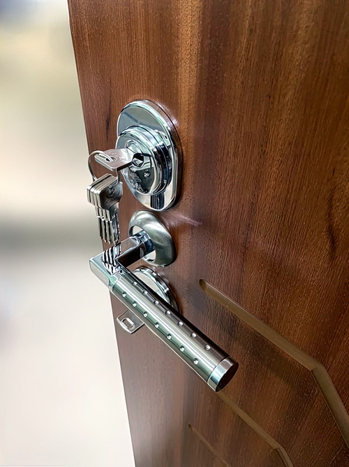 Замок и нажимная ручка Замок и нажимная ручка