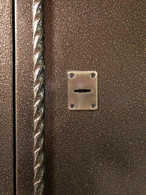 Замок с внешней стороны Замок с внешней стороны