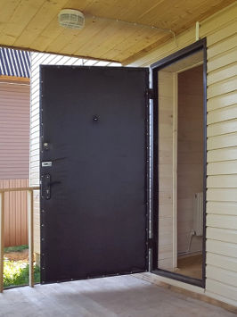 Дверь в частном доме Дверь в частном доме